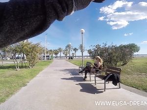 Блондинка в чулках светит телом в Барселоне