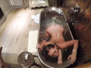 Запись рунеток: девчонка мастурбирует в ванной