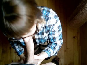 Девчонка в очках делает чудесный минет от первого лица