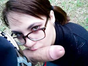 Московская минетчица ублажает парня в парке