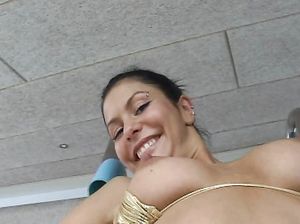 Крошка показывает свою роскошную верблюжью лапку