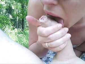 Шаловливая штучка сосет мужу член на природе
