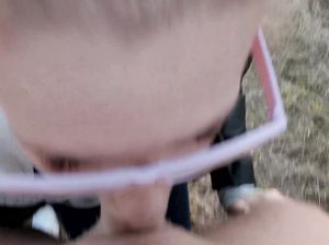 Классный и приятный минет на природе в исполнении очкастой хуесоски