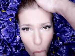 18-летняя красотка делает глубокий минет для своего парня