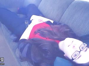 Молодая девушка транс дрочит свой член