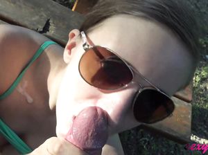 Девка с красивыми сиськами делает минет на улице