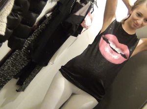 Европеец вдул по-быстрому молодой немке в примерочной магазина