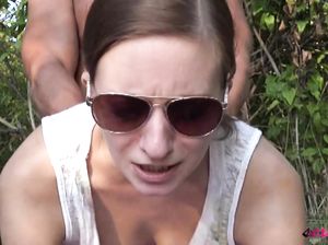 Немка трахается с парнем на пикнике и ссыт на его член