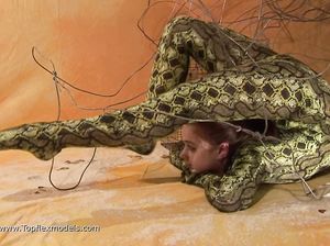 Гимнастка в костюме змеи выполняет разные упражнения