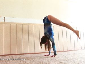 Гибкая школьница занимается гимнастикой на камеру