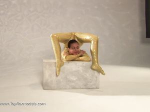 Гибкая девушка в спандексе выполняет упражнения