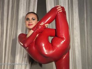 Выступление красивой гимнастки в красном латексном костюме