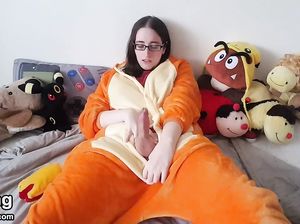 Гермафродитка в очках дрочит писюн перед вебкамерой