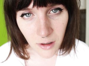 Транссексуал с кольцом в носу показал свою дрочку