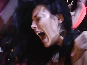 Репортерша и ее оператор попали на секс вечеринку в стриптиз клубе