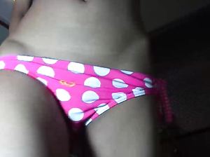 Юная узкоглазая крошка с волосатой пиздой сосет пенис хозяина