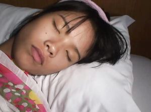 Игры с волосатой пилоткой 18-тилетней малышки из Таиланда