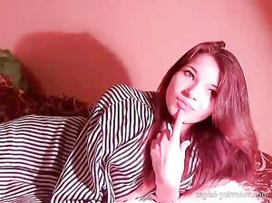 Русская девчушка скачет на толстом фаллосе друга в платном видеочате