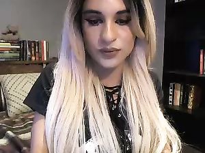 Транс Оливия в кожаных леггинсах дрочит кукан