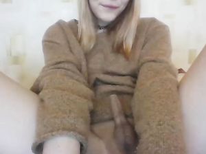 Белокурая девчонка транс мастурбирует в чате рунеток