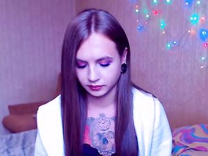 Красотка транс Алекса ловко дрочит в чате