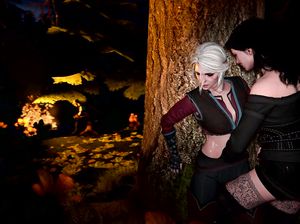 Девушка футанари жарит красивую подругу в лесу