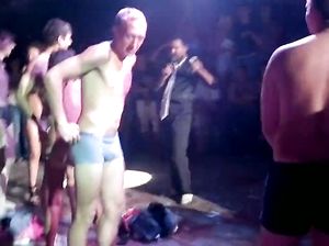 Русские парни и телочки отрываются на пьяной вечеринке