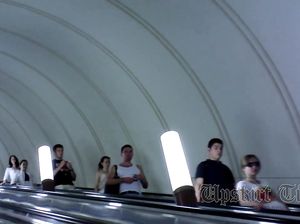 Чувак разглядывает розовые кружевные трусики незнакомки в метро