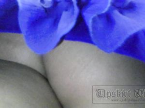 Чувак снимает ягодицы молодой телочки под юбкой