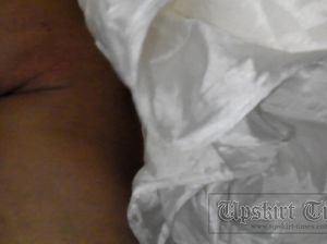 Подглядывает под юбочку в метро