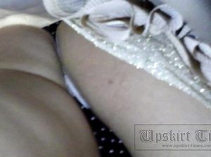 Парень снимает скрытой камерой трусики под юбкой незнакомой сучки