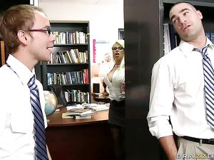 Разврат в школьной библиотеке: блонда сосет у молодого препода