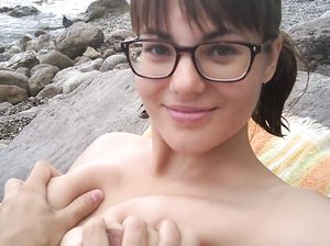 На каменистом пляже очкастая нудистка сосет фаллос незнакомцу