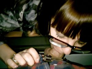 Через окошко в машине очкастая блядь глубокой ночью сосет хуй соседа