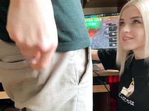 Геймер кончает в нежный ротик стильной и симпатичной блондинке