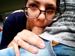 Одетая баба в очках делает минет попутчику в общественном автобусе