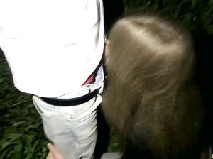 Потаскушка с рабочим ротиком делает минет бывшему однокласснику в лесу