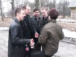 Инцест мамы и сына с целой компанией его пьяных друзей