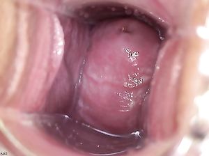 При помощи расширителя пизды голая красавица показывает нутро вагины крупным планом