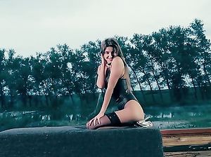 Эффектная русская девушка красиво ласкает свою киску