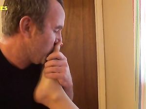 Зрелый отчим выебал падчерицу и кончил в ее киску