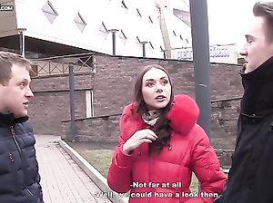 На заброшенной стройке два парня трахают грязный рот и мокрую пизду стройной давалке