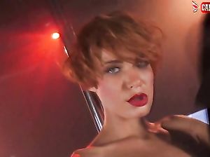 Шмонька с худым телом исполняет откровенный стриптиз танец