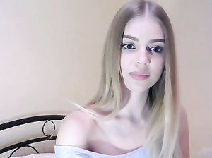 Белокурая сучка мастурбирует вибратором в чате