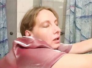 Казах выебал свою мачеху в ванной, пока гости на кухне