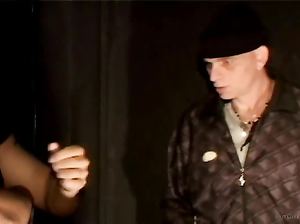 Мужики грубо трахают девок в задницы в частном кинотеатре