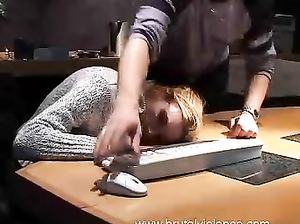 Лысый чувак усыпил и хорошенько оттрахал девушку из офиса