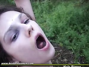 Мужик трахает в лесу девку раком и заставляет ее сосать хуй