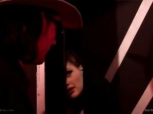 Мужик жестко ебет шлюху из улицы красных фонаре