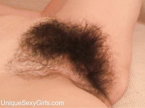 Девчонка играется со своей мохнатой пилоткой